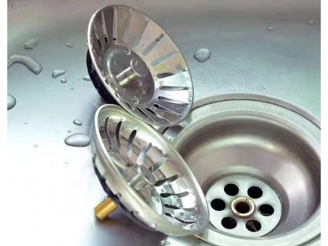 Metalno cjedilo za sudoper s odvodnom košarom