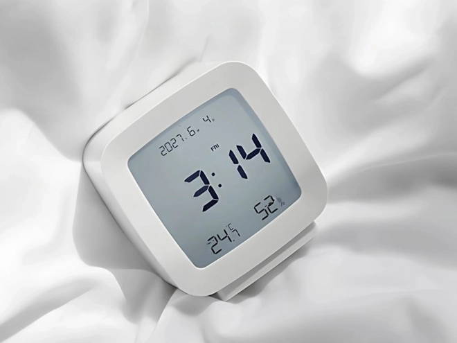 Budilica s funkcijom odgode i mjerenjem temperature i vlažnosti